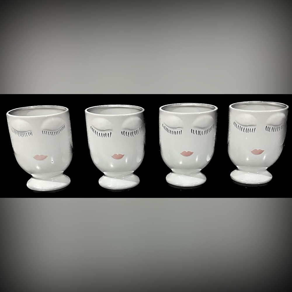 Set of 4 make up accessory dishes.
